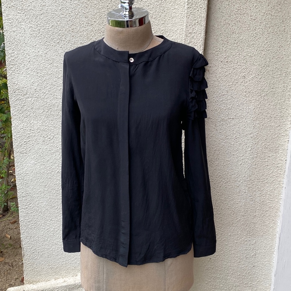 Dar-Ti 100% silk stunning blouse from Barney’s. Has great ruffles. Gorgeous!
